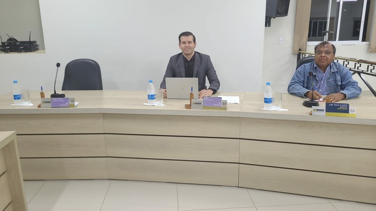 Vereadores Elizeu e José Jesus "Índio" antes da reunião acontecer.
