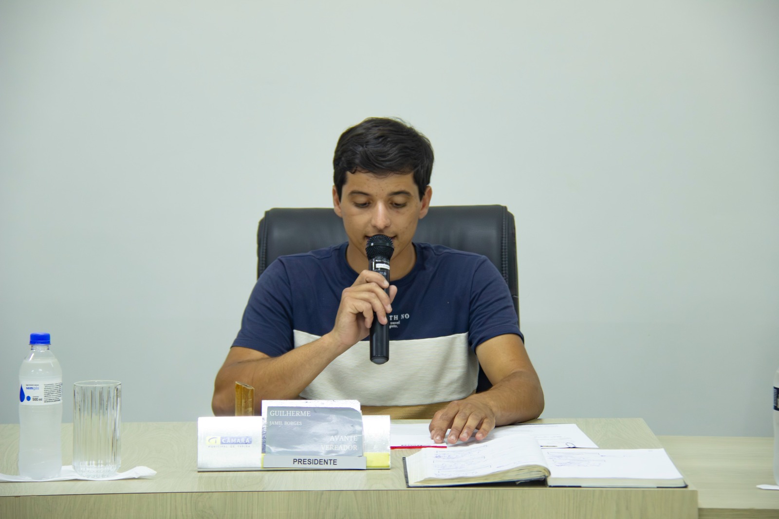 Vereador Guilherme discursando da tribuna