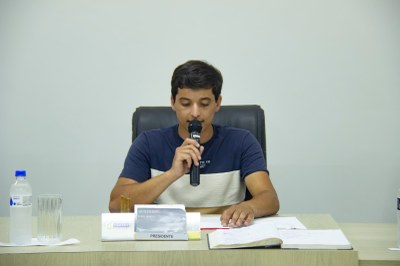 Vereador Guilherme discursando da tribuna