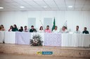 Mesa de autoridades com as vereadoras Maria Eduarda, Leandra, Ana Paula, a prefeita Maura, Barroso, Jamil e sua esposa Vilma, os vereadores Guilherme, Neylson e Doriquinho.