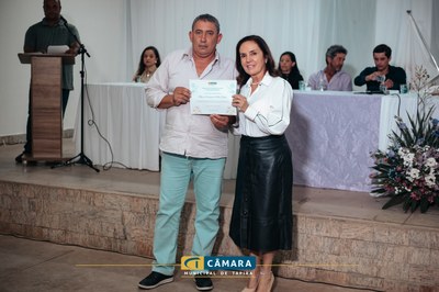 O vereador Neylson com a sua homenageada, a prefeita Maura