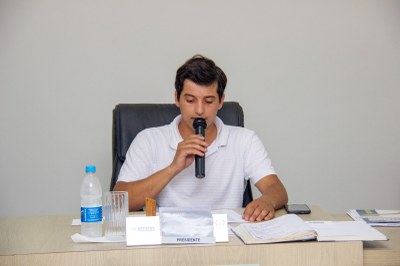 WhatsApp Image 2026-04-08 at 14.01.16 (2).jpeg Presidente Guilherme discursando de sua mesa