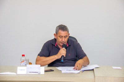 WhatsApp Image 2026-04-08 at 14.01.16.jpeg Vereador Neylson discursando de sua mesa