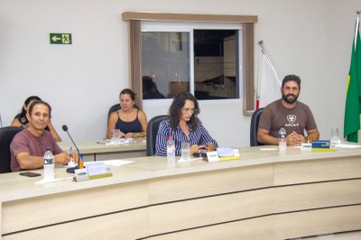 WhatsApp Image 2026-04-08 at 14.01.17 (1).jpeg Vereadores Doriquinho, Leandra e Kaká nas suas mesas, antes da reunião começar