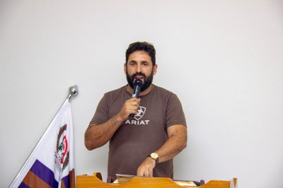 WhatsApp Image 2026-04-08 at 14.01.17 (2).jpeg Vereador Kaká discursando na tribuna