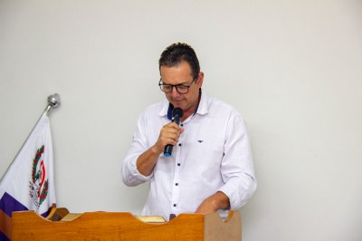 WhatsApp Image 2026-04-08 at 14.01.17.jpeg Vereador Juninho fazendo a leitura de um texto bíblico