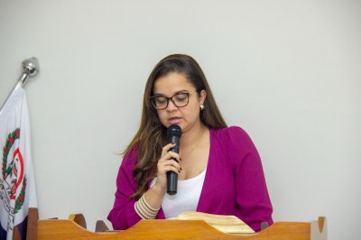 Vereadora Maria Eduarda (Duda do Cairo) fazendo a leitura do texto bíblico