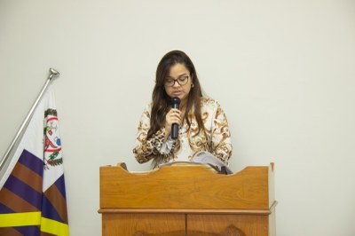 Vereadora Maria Eduarda, em seu uso da tribuna, lendo a moção de congratulações