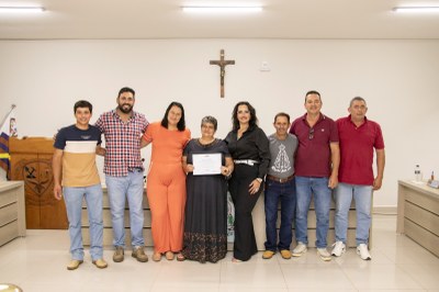 Vereadora entrega moção de aplausos na reunião desta semana