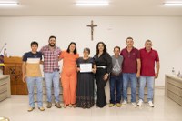 Vereadora entrega moção de aplausos na reunião desta semana